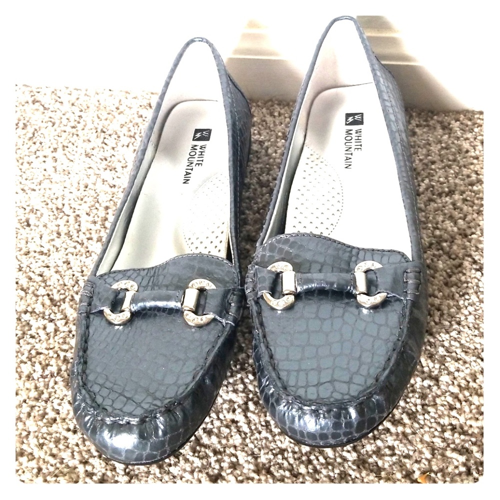 Leather White Mountain Loafer- size 7 NWOB
